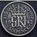 1942 год Англия - Schic s пенсов - серебряная монета ( чистота 500%) - George 6.- второй следующий мир большой битва период - цветный обработанный .