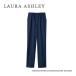 脚がきれいに見える、「ローラ アシュレイ」のレディスストレートパンツ。ネイビーなら透けも気にならず、下半身をすっきり見せることができます。しっとりなめらかな肌ざわり。_OCAHOL_イギリスのライフスタイルブランド「ローラ アシュレイ」のレ...