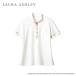ローラ アシュレイのレディスニットシャツです。デザインのアクセントとして襟元にフラワープリントを用いて華やかさを演出しています。_OCAHOL_美しいフラワープリントで知られる英国のライフスタイルブランド 『LAURA ASHLEY』と住商...