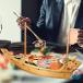  суши лодка лодка пик контейнер sashimi тарелка суши . шт. sashimi пик тарелка река лодка . армия лодка . есть тарелка обеденная тарелка . sashimi . мясо еда японская посуда большая тарелка кулинария судно . структура .