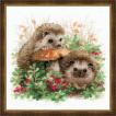 RIOLISクロスステッチ刺繍キット No.1469 "Hedgehogs in Lingonberries" (コケモモとハリネズミ) 【海外取り寄せ/納期30〜60日程度】