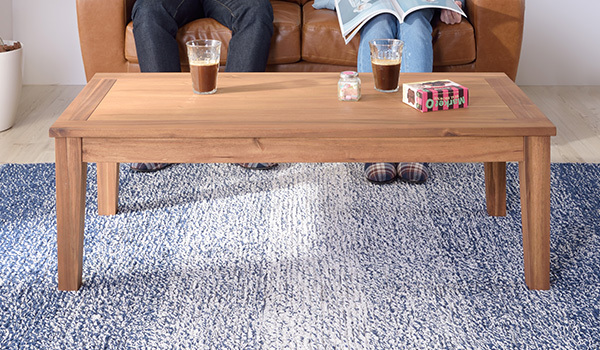 センターテーブル アカシア天然木と突板を使用したおしゃれなカフェ