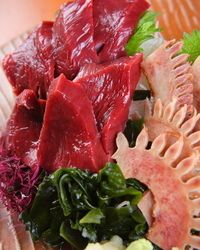o sashimi для . hearts ( сердце .) 100g sashimi . кулинария кит кит . китовое мясо кит мясо кит .. сердце . деликатес yakiniku . структура .