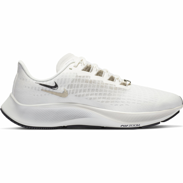 NIKE WMNS AIR ZOOM PEGASUS 37 PREMIUM "IVORY METALLIC GOLD SILK" CZ2872-100 （アイボリー/プラチナムティント/オイルグレー/メタリックゴールドシルク） ペガサス ランニングシューズ レディースの商品画像