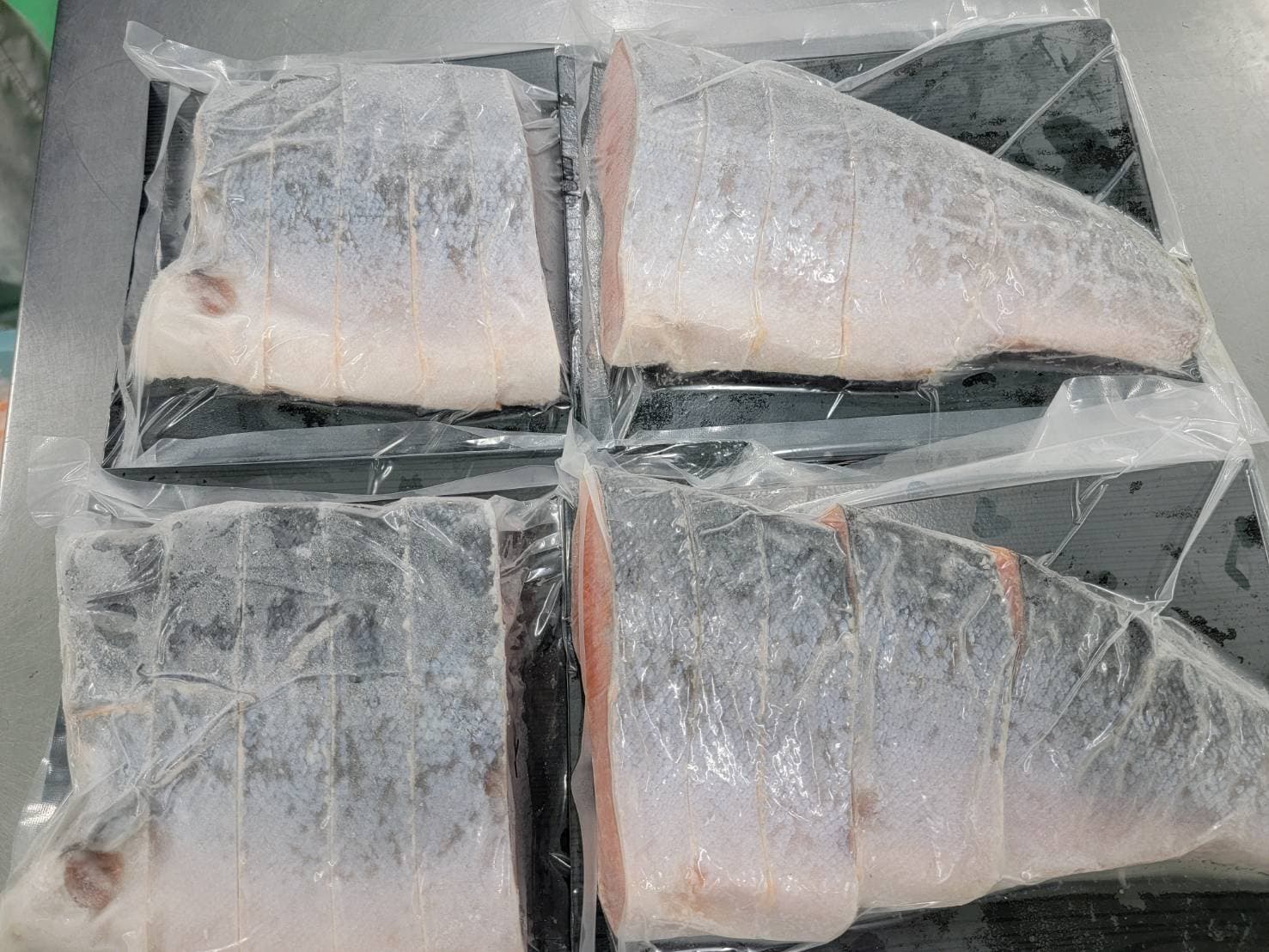 [ free shipping ] approximately 1Kg thickness cut . silver salmon ( half .) fat. ... large .. salmon . salmon / salmon / fish / cut ./ gift / present / recommendation 