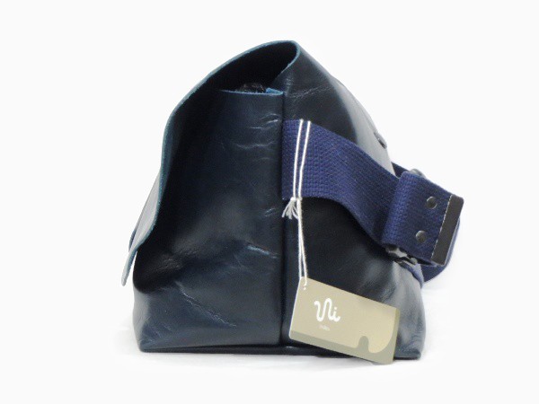 Uni&co ユニアンドコー　ブラックレザーメッセンジャーバッグ　M Uni&co. ユニアンドコー レザー メッセンジャー バッグ L 濃紺