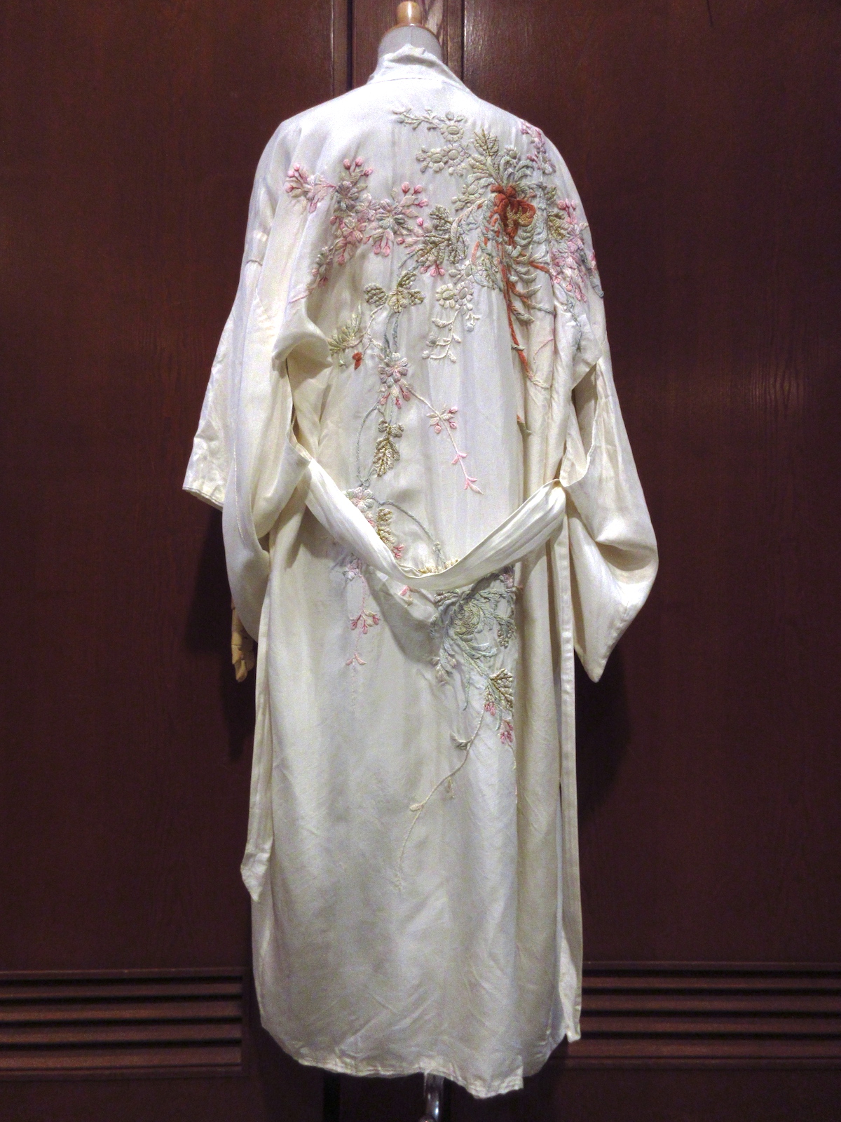  Vintage ~40's* женский цветок вышивка ввод шелк кимоно свободная домашняя одежда *240317m3-w-gwn перо ткань б/у одежда 