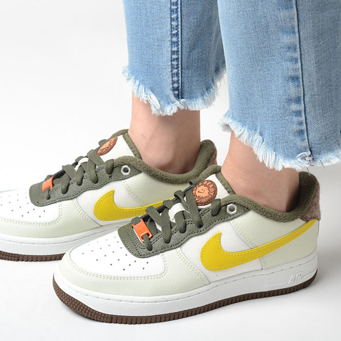 NIKE AIR FORCE 1 LV8 GS "SUMMIT WHITE CAMPFIRE ORANGE VIVID SULFUR" FV3647-171 （サミットホワイト/サミットホワイト/キャンプファイヤーオレンジ/ビビッドサルファー） エア フォース 1 子ども用スニーカー、スリッポンの商品画像