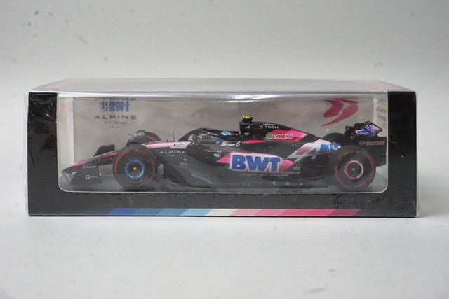 Fórmula 1 BWT Alpine A524 Pierre Gasly 2024 1:43 Bburago c/ Display e Piloto - 20 anos! Loja on-line de miniaturas colecionáveis