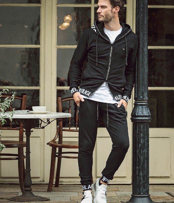 ウノピゥウノウグァーレトレ メンズ フーディー カジュアル