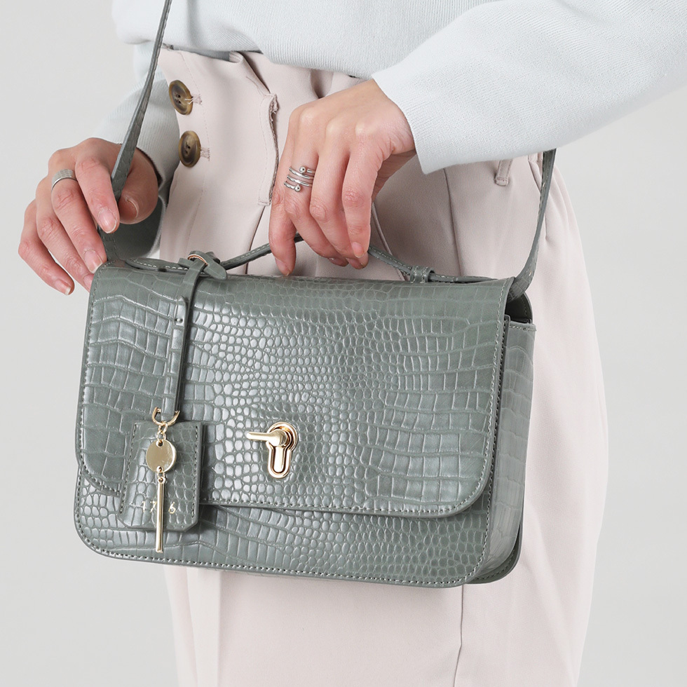 ホテルの一室をインスピレーションしたデザインショルダーバッグ Accommode アコモデ シャンブルバッグ グリーン レディース Xb1391 Gr Girlsegg ガールズエッグ 通販 Yahoo ショッピング