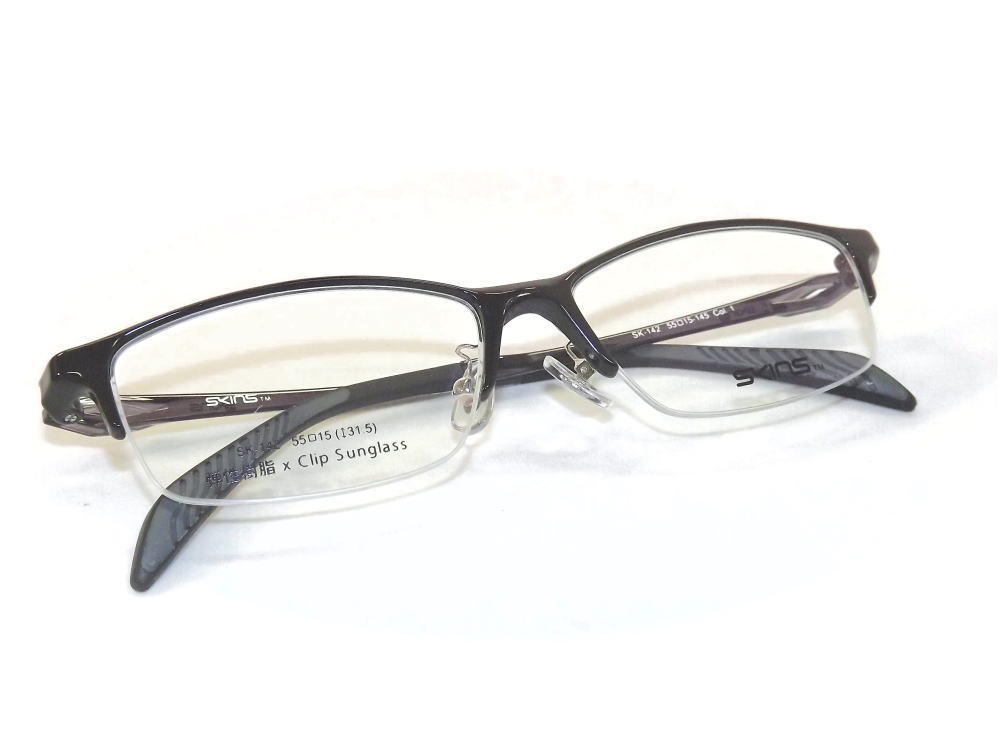 スキンズ メガネ 度付き 度つき クリップオンサングラス 度付きメガネ 偏光 SK-142-1 メガネ 眼鏡 めがね 1.74薄型非球面レンズまで選べる 度付き :sk142-1:カラコン・メガネ通販グラスコア - 通販 - Yahoo!ショッピング