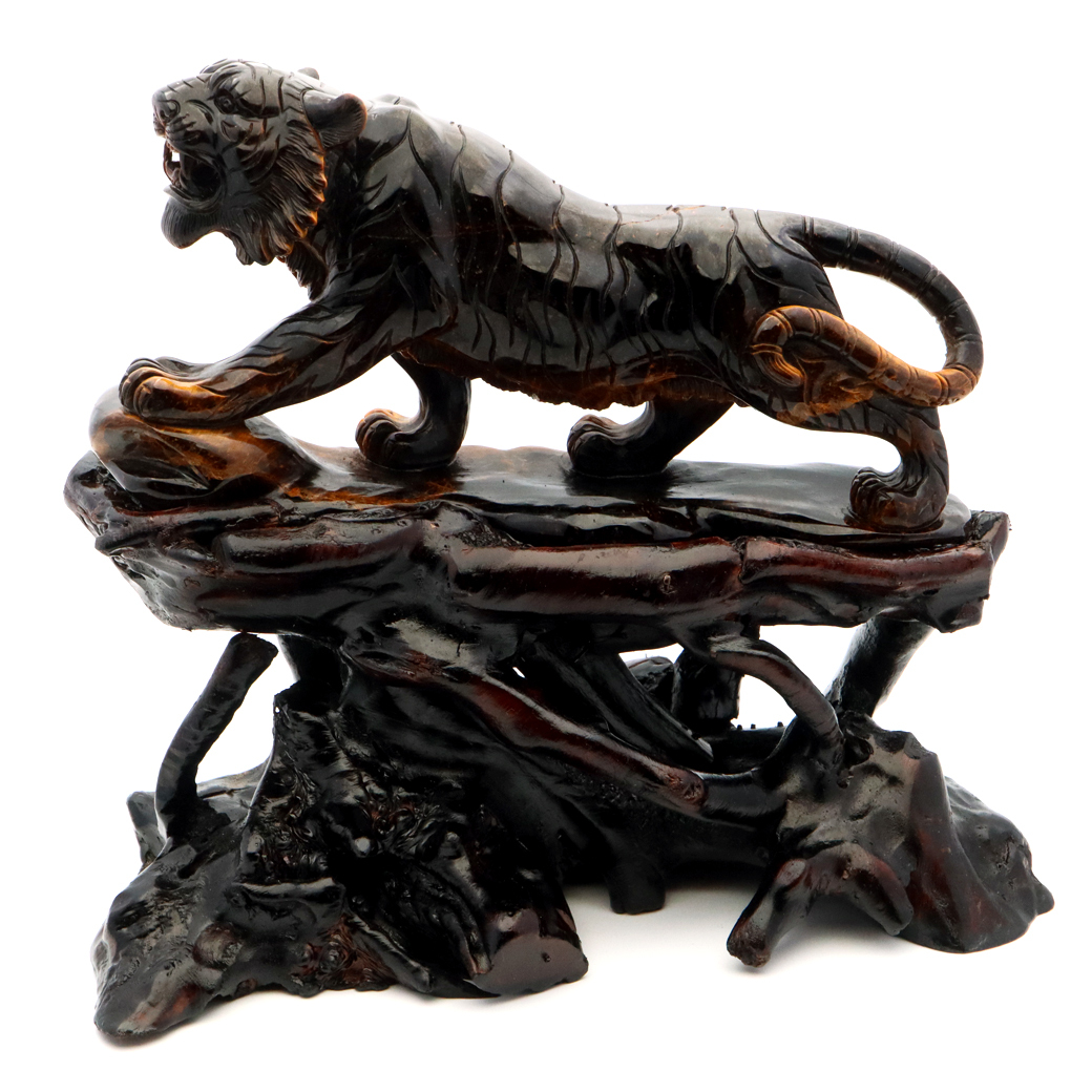 虎　石　置物　虎年 GOLD STONE タイガーアイ 虎 置物 彫刻 台座付き 1.7kg 虎眼石 風水