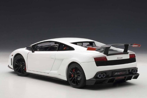 ✨美品✨ AUTOart 1/18 ランボルギーニ ガヤルド LP570-4 スーパートロフェオ ストラダーレ (ホワイト) 完成品[並行輸入品] 【KUE5973560682】(21087円)
