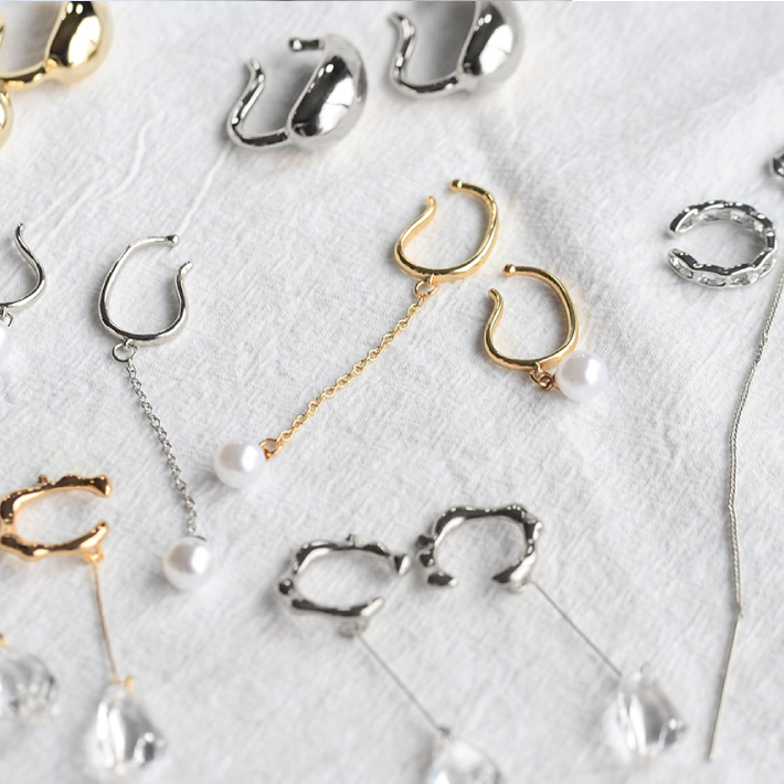 揺れるイヤカフ