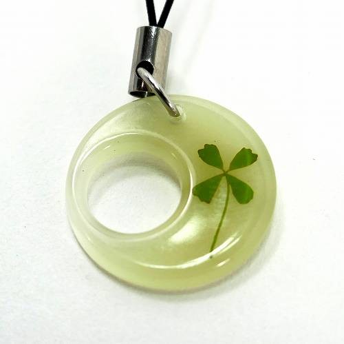 四葉 クローバー ストラップ 本物の四つ葉入り ストラップ1本おまけ