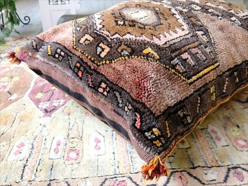  Old carpet * pillowcase *ya -stroke uk/ original * table is hand weave. .....* reverse side is drill m86x60cm 2.. diamond / cotton inside special order * optional 
