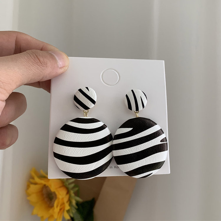 ピアス レディース 大ぶり 大きめ ゼブラ柄 レザー 韓国アクセサリー Dazzle ダズル