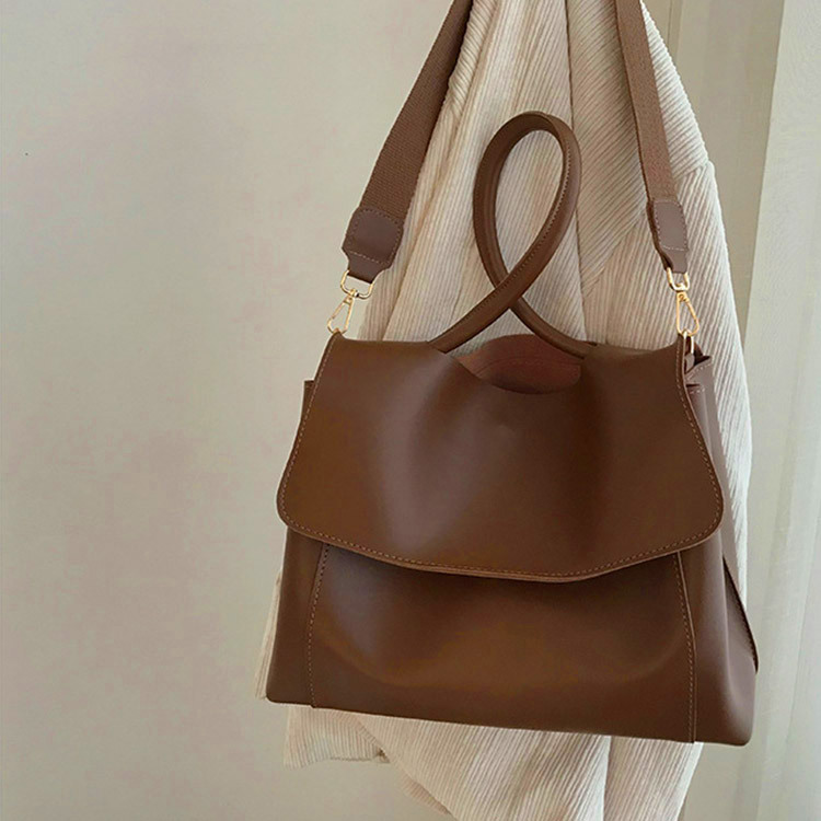 ショルダーバッグ レディース 大容量 おおきめ フラップ シンプル 韓国 Dazzle ダズル