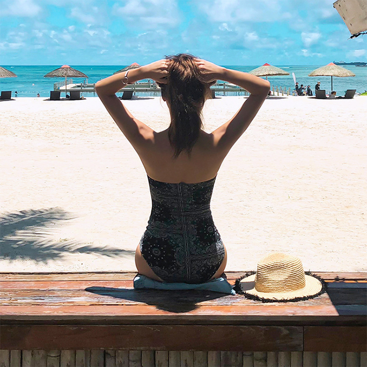 【Zimmermann 】ゴールドペイズリー柄 ワンピース水着 肩紐付 Zimmermann Maxine Paisley Belted Bandeau One-Piece Swimsuit