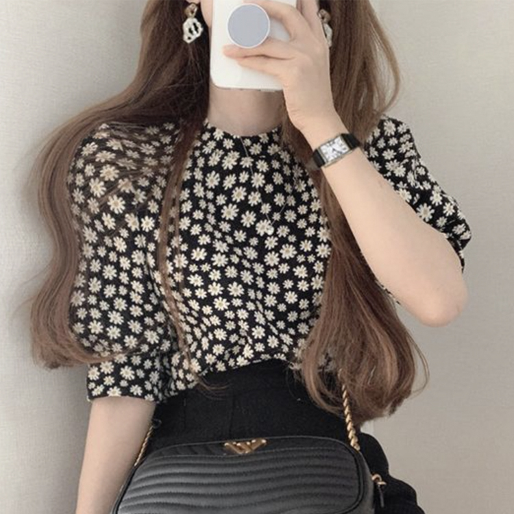 ブラウス レディース 花柄 柄 半袖 5分袖 トップス デイジー かわいい シフォン パフスリーブ クルーネック きれいめ 黒 春 夏 ジョイフィール joyfeel