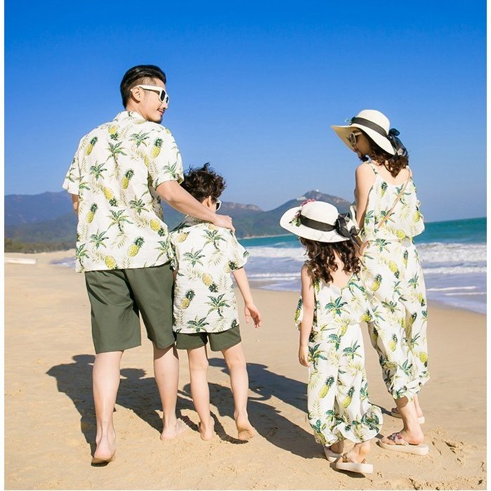  aloha shirt . san ..... parent . link ko-te parent . pair look parent .... Mother's Day parent . pair cup ru clothes floral print shirt child present photograph photographing .