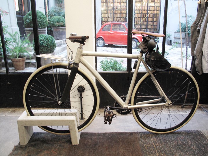 アスファルト 自転車 スタンド