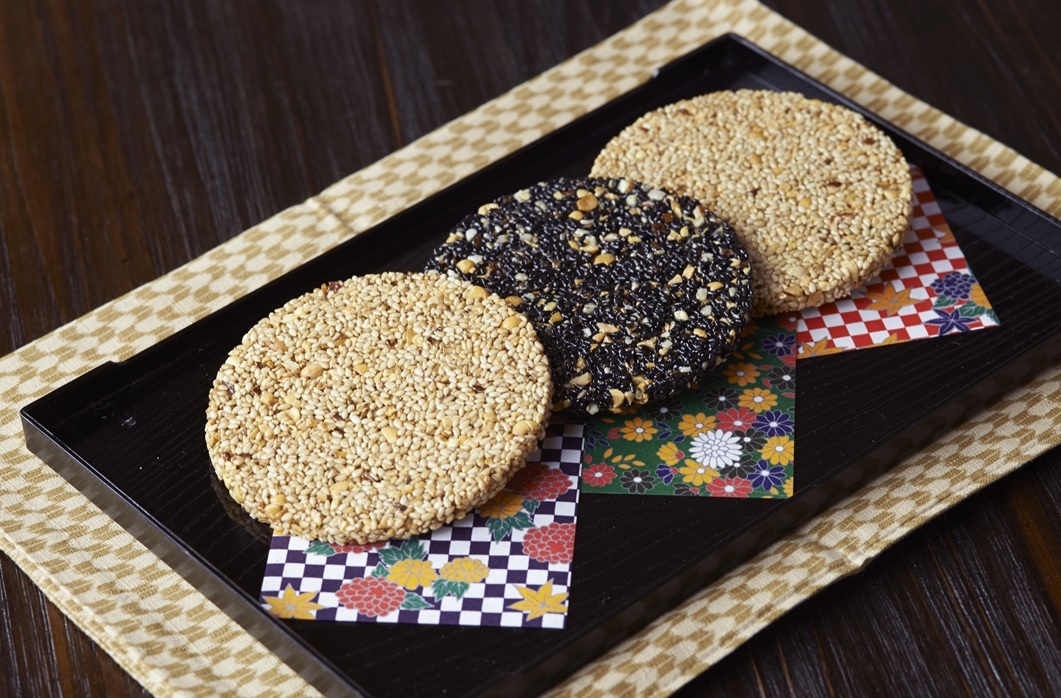  old shop .... . flax black circle *. flax white circle ...(12 sheets insertion ) / sesame rice cracker . mochi confection Japanese confectionery sweets gift hand earth production greeting .....