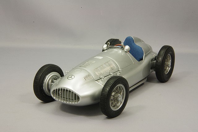 メルセデス ベンツ W165 1939 シルバー （1/18スケール M-018