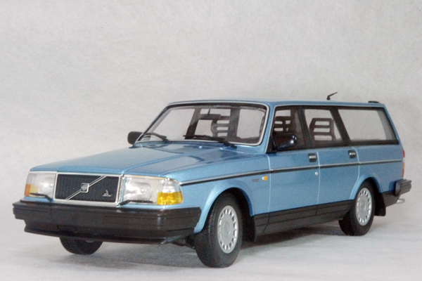 ミニチャンプス ボルボ 240 GL ブレーク 1986 ブルーメタリック
