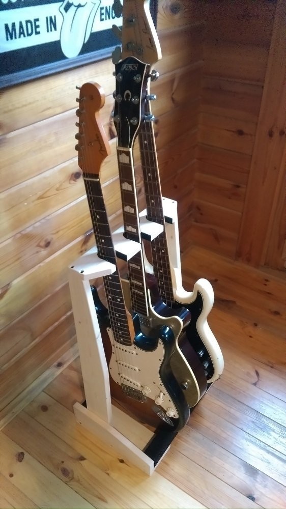 .. atelier wooden guitar stand 3 pcs hold . electro for assembly ending . immediately possible to use!