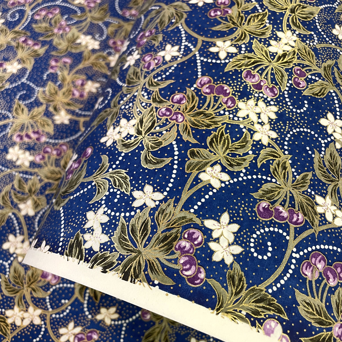  блестящий ... японская бумага в европейком стиле цветочный принт белый. маленький цветок . фиолетовый. реальный темно-синий земля большой размер примерно 63x93cm цветная бумага 
