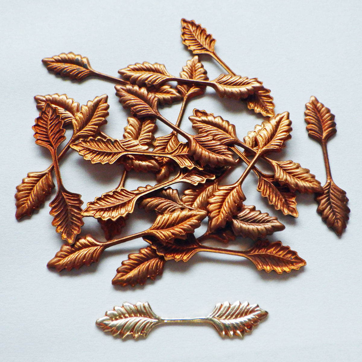  Miriam Haskell латунь детали twin leaf 26mmx5.75mm 20шт.