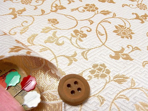 金襴生地(金らん)さやがたに花唐草(白) 10cm単位 切り売り : 布がたり