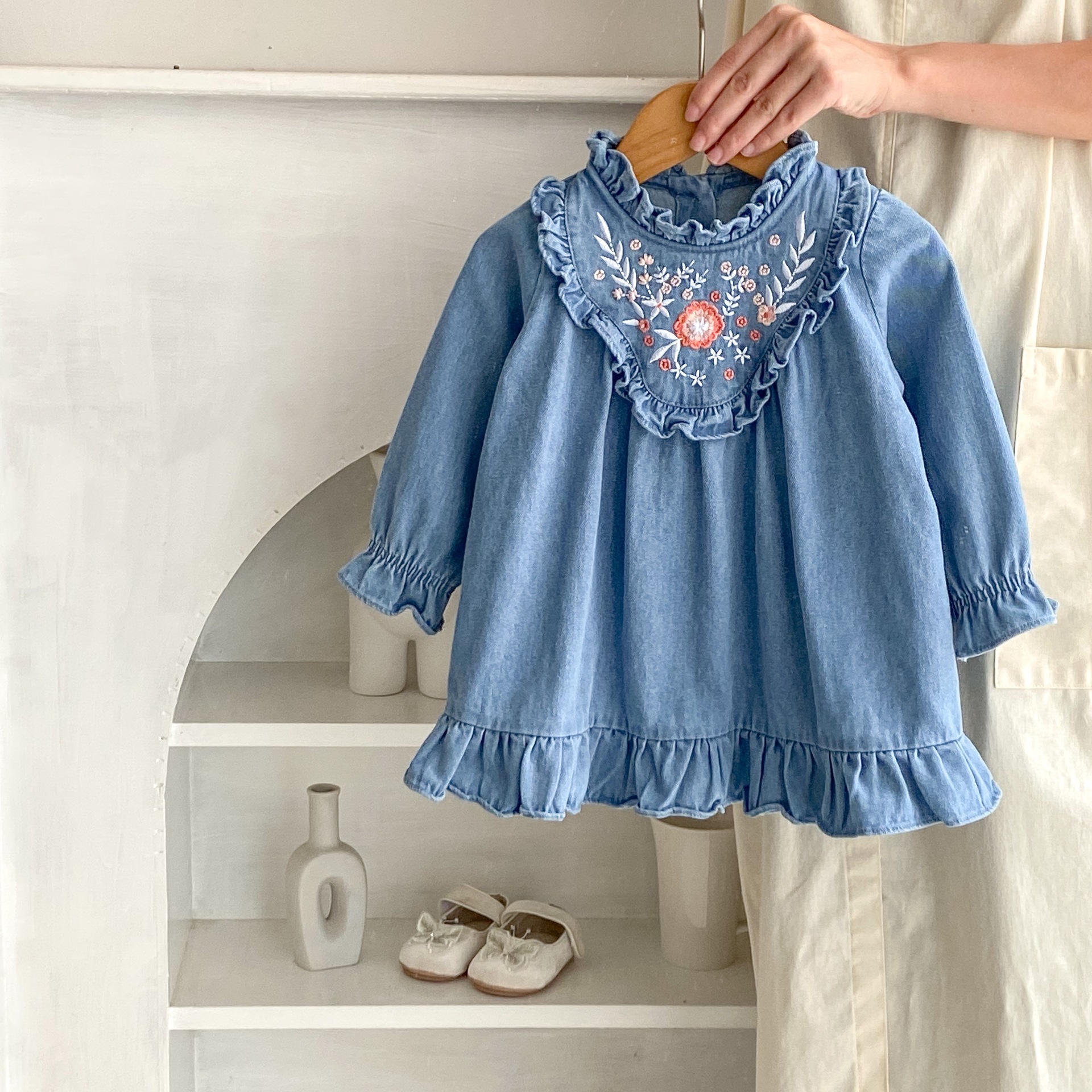  для малышей Denim вышивка One-piece девочка длинный рукав цветок вышивка оборка воротник весна осень модный выход casual платье длинный рукав платье мягкость Denim материалы ребенок одежда 