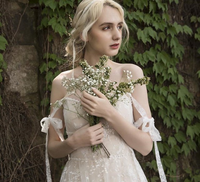 ★ ⬜︎ ウエディングドレス　② 花嫁　リボン　スパンコール　花　ブライダル　白 ビスチェ リボン 大人気 ウェディングドレス 白 二次会 花嫁 カラー