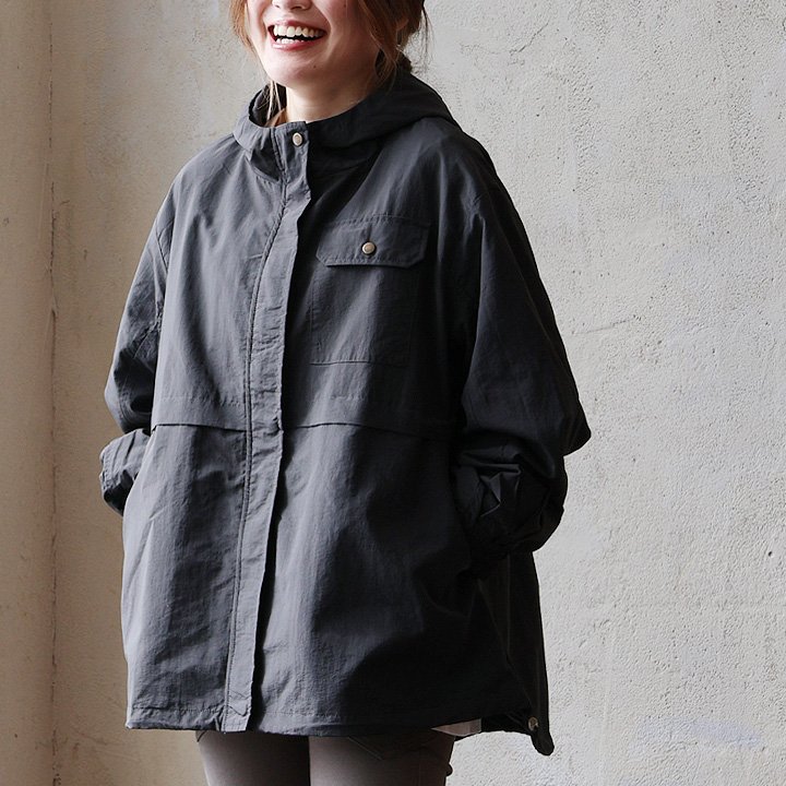 ブルゾン 長袖 フード付き スタンドネック 無地 高密度 ナイロン 裏地付き 袖ゴム 軽い 撥水 お手入れ 簡単 大きいサイズ パティ