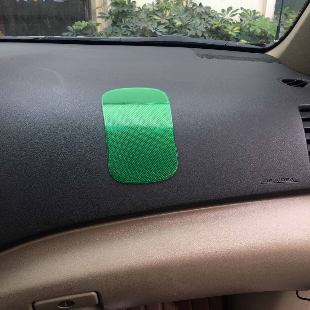 強力粘着 滑り止めマット カーアクセサリー コイン スマホ スーパー吸着 吸着パッド 携帯 滑り止めシート 車用小物置き場 完成品 吸着パッド