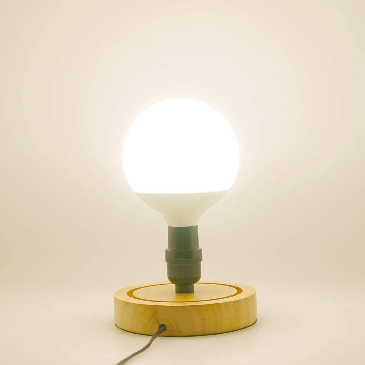  большой LED мяч лампа диаметр 12cm E26 застежка белый цвет немного желтый цвет .. есть установленный цвет style 2600lm в общем лампа 150W форма соответствует. яркость все направления модель 