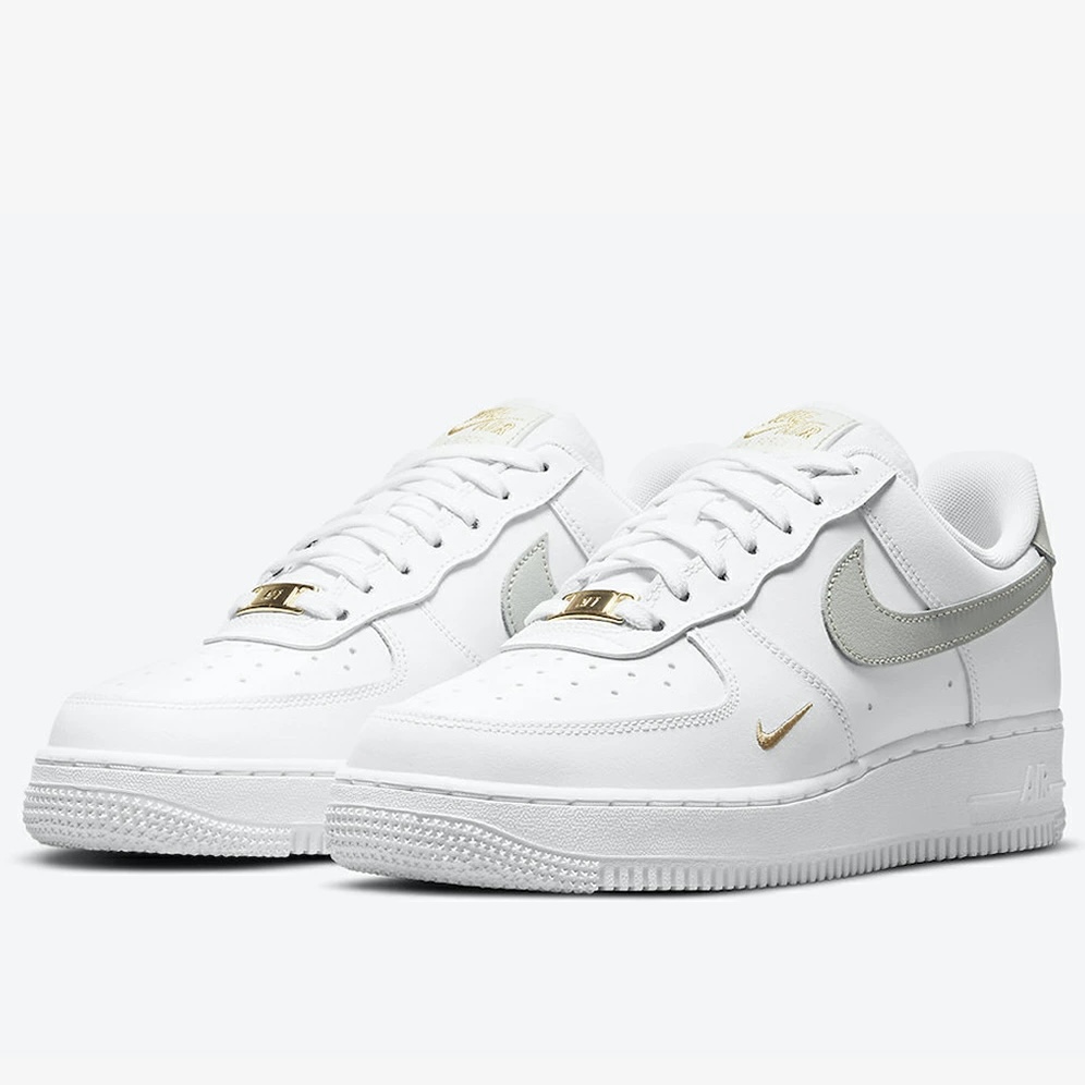 WMNS AIR FORCE 1 LOW '07 ESSENTIAL "WHITE" CZ0270-106 （ホワイト/ホワイト/ライトシルバー/ライトシルバー）の商品画像