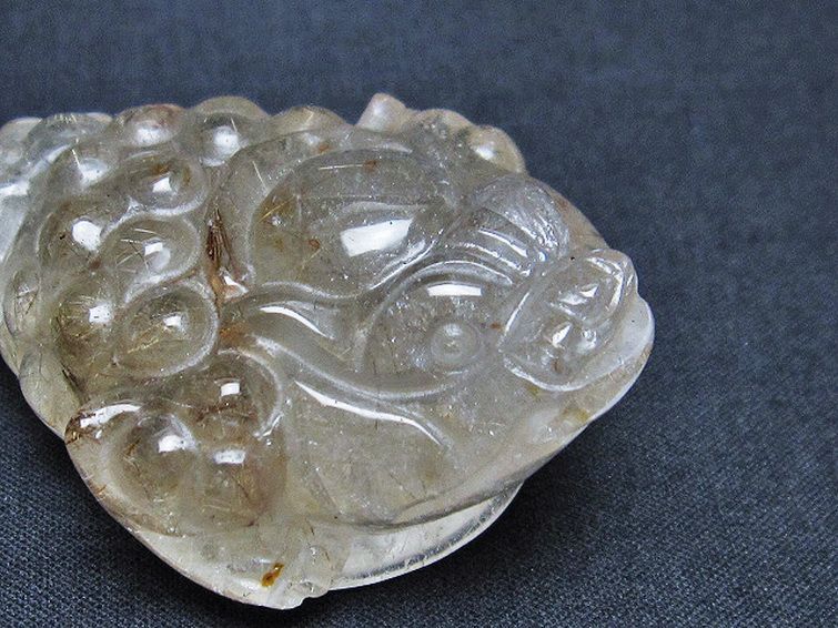 ルチルクォーツ（金針ルチル水晶） 金蟾 置物[T801-413] 2枚目