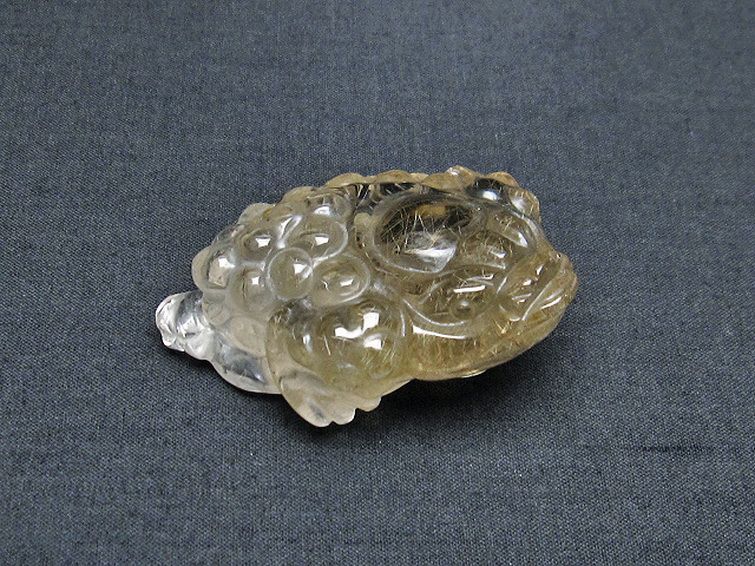 金針ルチルクォーツ 金蟾 置物[T801-429] 1枚目