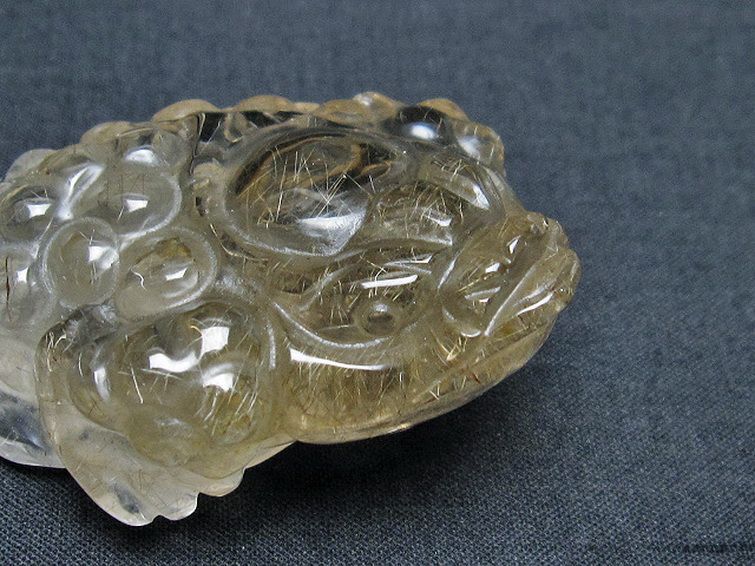 金針ルチルクォーツ 金蟾 置物[T801-429] 2枚目