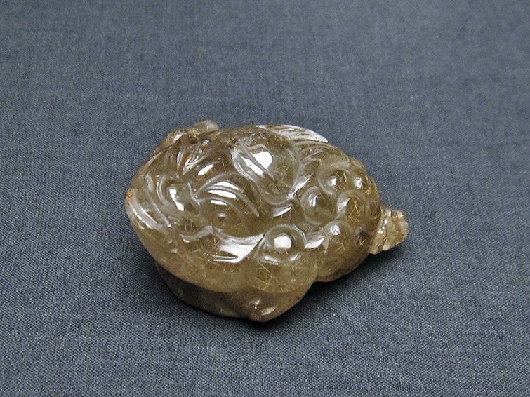 金針ルチルクォーツ 金蟾 置物[T801-430] 1枚目