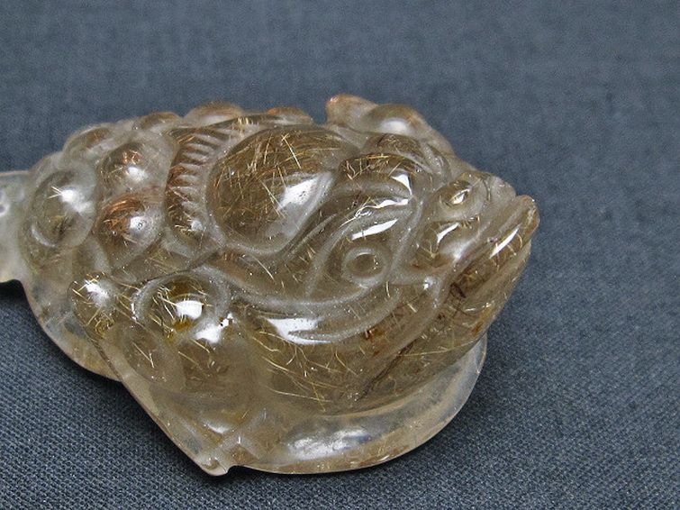 ルチルクォーツ（金針ルチル水晶） 金蟾 置物[T801-442] 2枚目