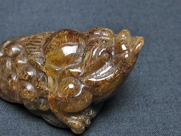 ルチルクォーツ（金針ルチル水晶） 金蟾 置物[T801-446] 2枚目