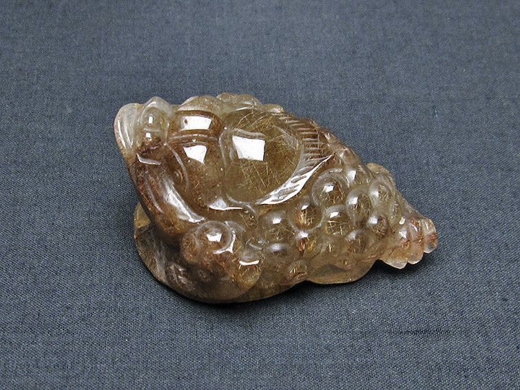 ルチルクォーツ（金針ルチル水晶） 金蟾 置物[T801-477]