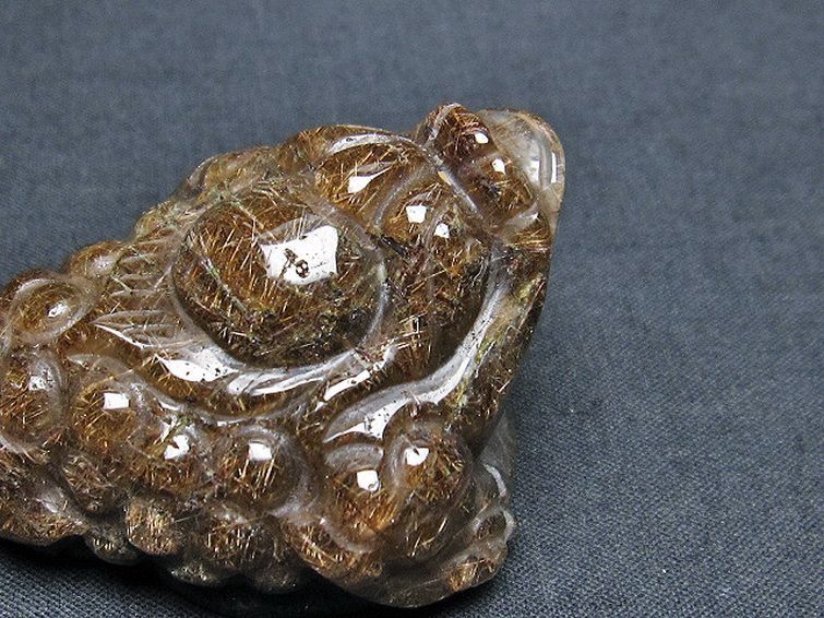 ルチルクォーツ（金針ルチル水晶） 金蟾 置物[T801-501] 2枚目