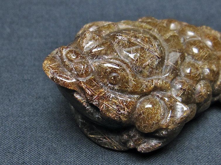 ルチルクォーツ（金針ルチル水晶） 金蟾 置物[T801-503] 2枚目