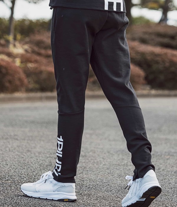 1PIU1UGUALE3 RELAX ウノピゥウノウグァーレトレ 裾ロゴ